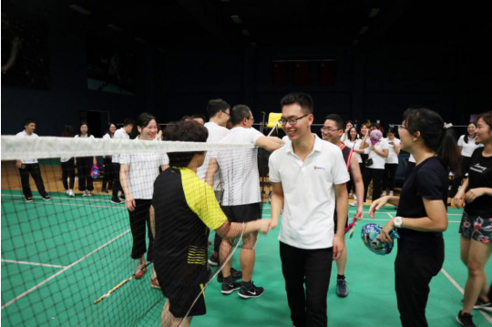 将体育精神传向世界——握手