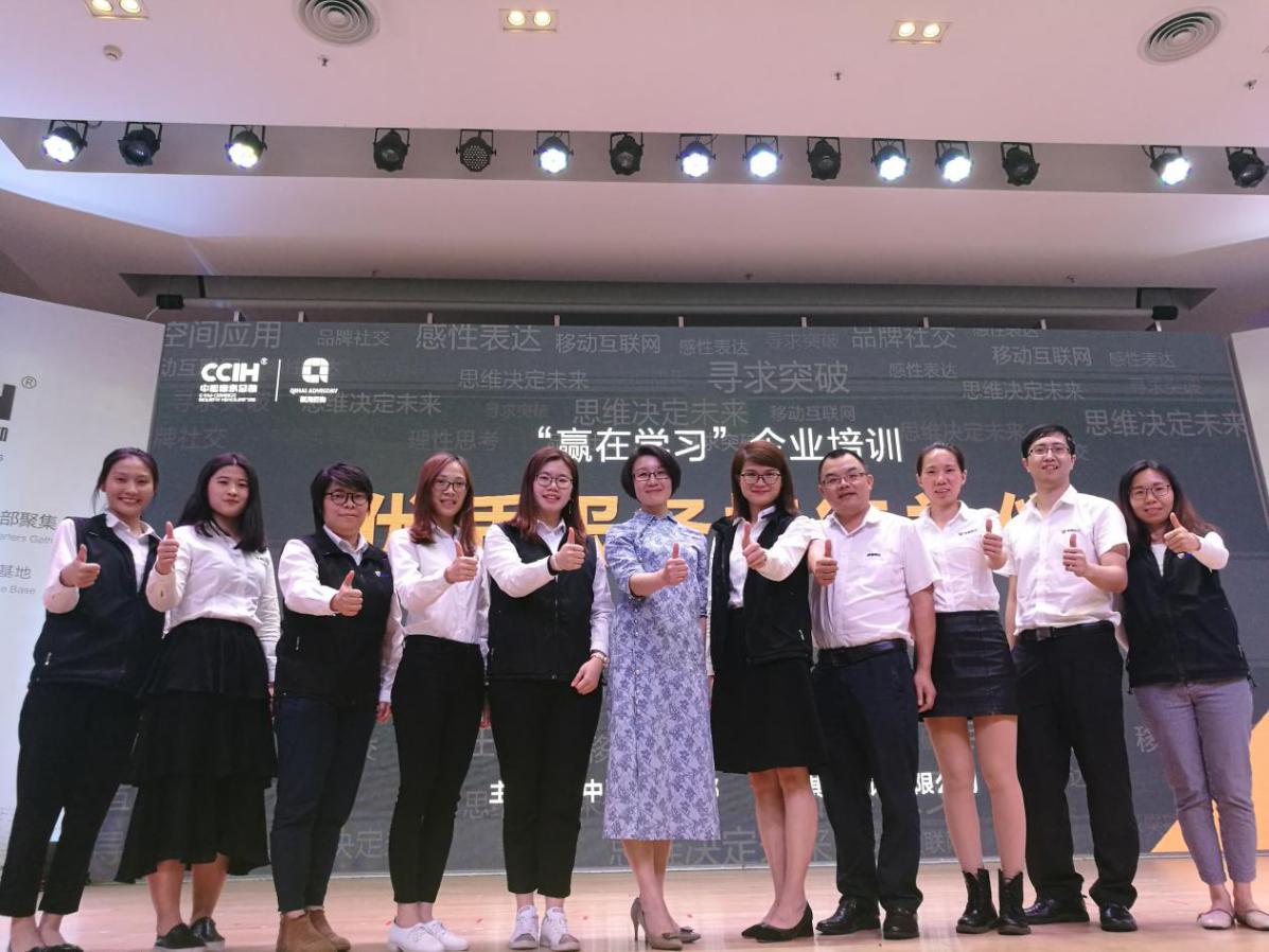 市场人员参加礼仪培训